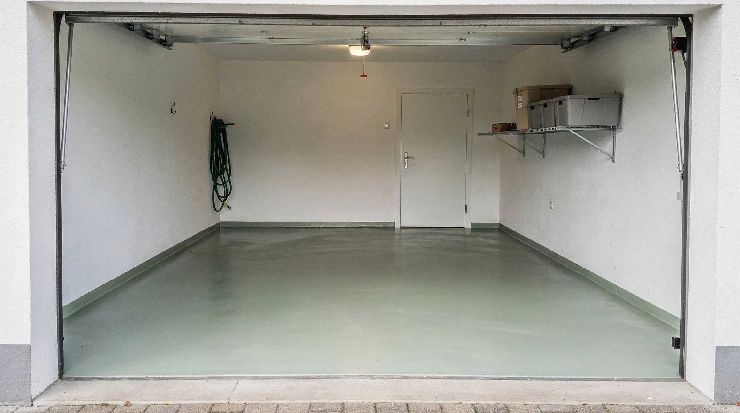 Garage mit salbeigrauem, seidenmattem Epoxidboden