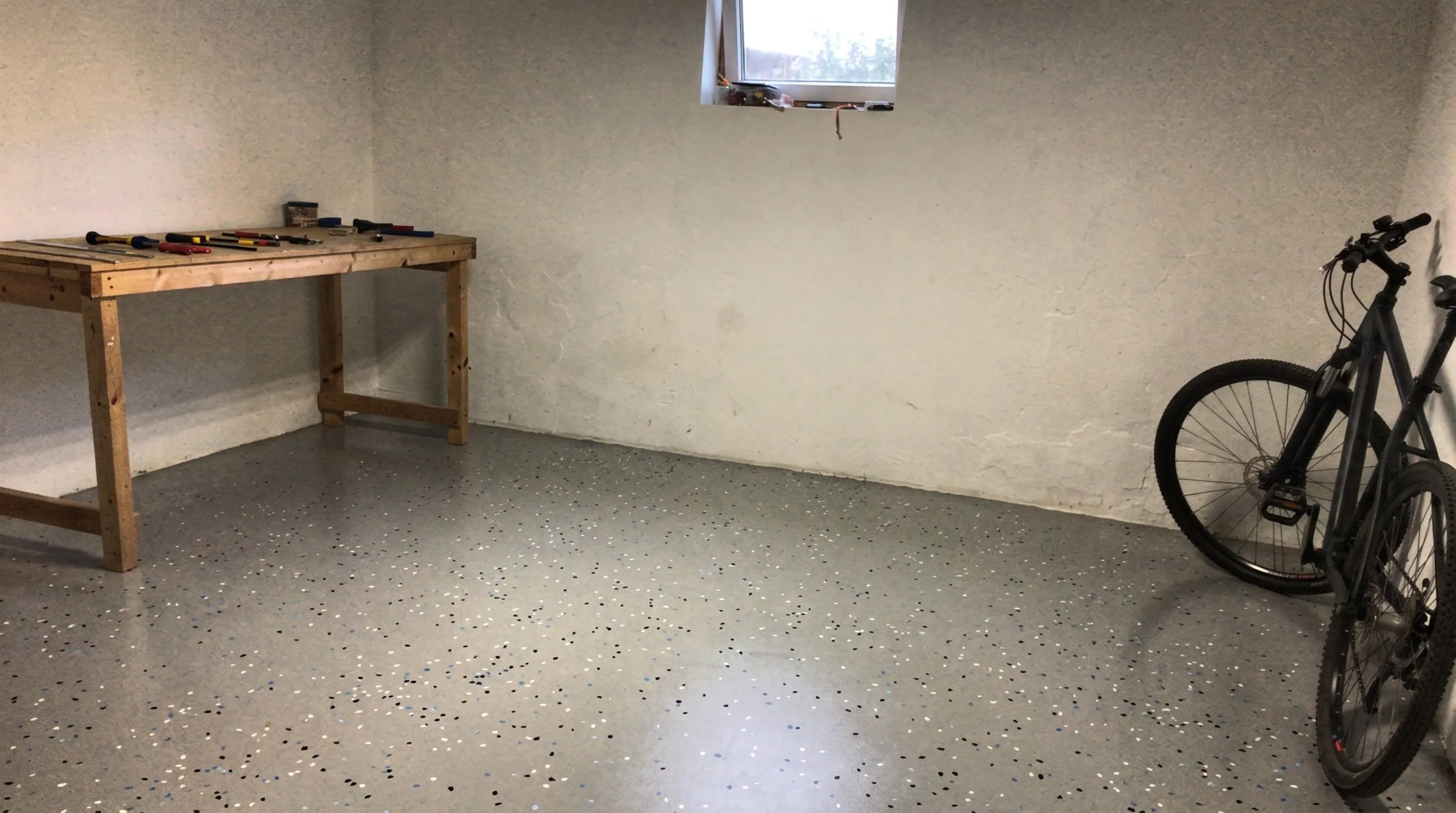 Hobbykeller mit hellgrauem Boden und Farbchips