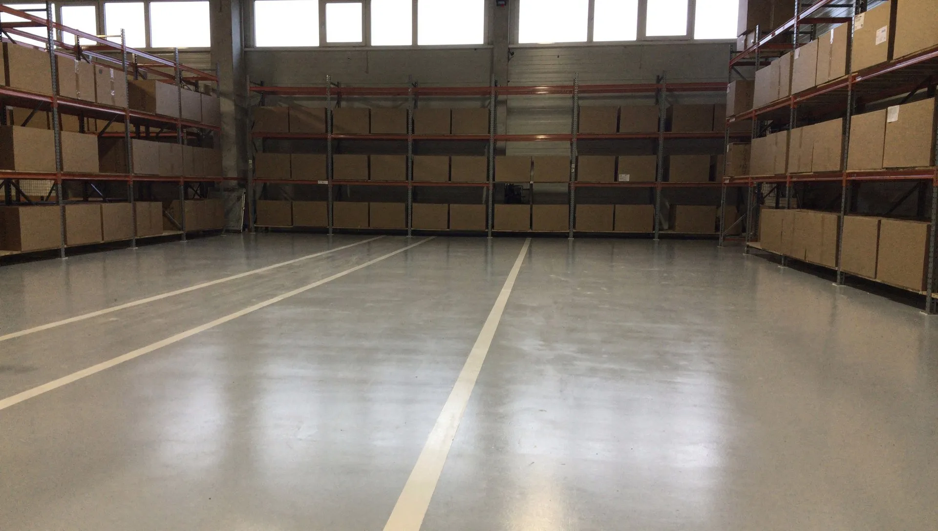 Lagerhalle mit hellgrauem Epoxidboden und Laufwegen